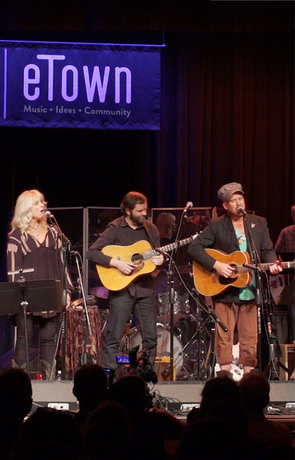eTownRadio's tweet photo. #FinaleFriday 

@overtherhine &amp; @davidhuckfelt join forces with #eTown hosts Nick &amp; Helen Forster for this rendition of John Prine's song "Summer's End."

Tune in to videos from this week's show: 

https://t.co/cNatP0o9yw https://t.co/MJpDGS0yqq
