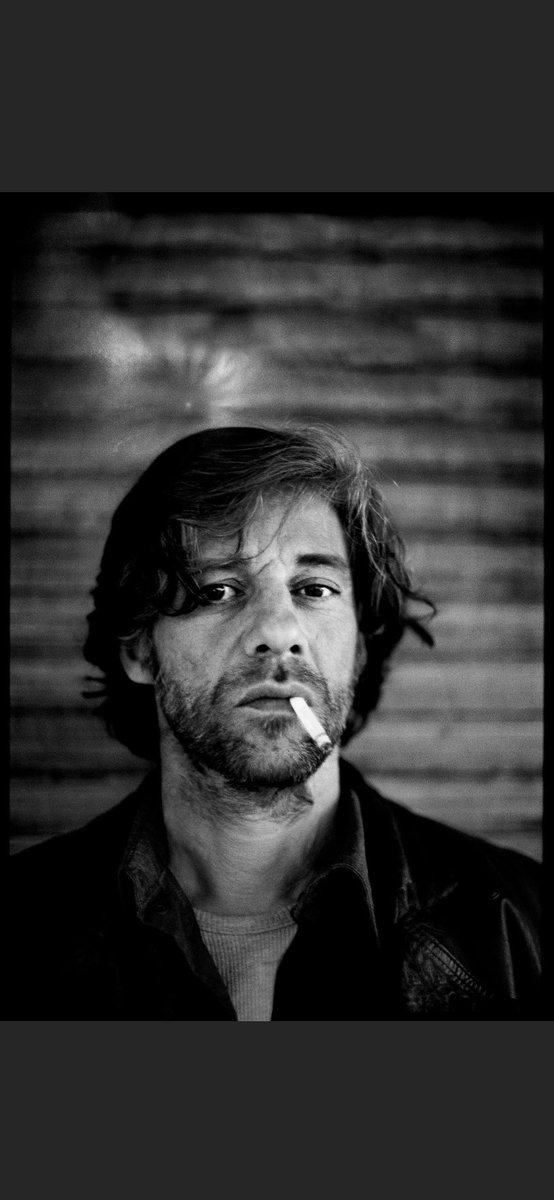 Üzerinde konuşulduktan çok sonra, bir gece öylesine izledim Duvara Karşı’yı ve öyle beğendim...bugün ölüm haberini okuduğumda sahneler gözümde canlandı; sadece tek bir rol ile bile...#birolunel