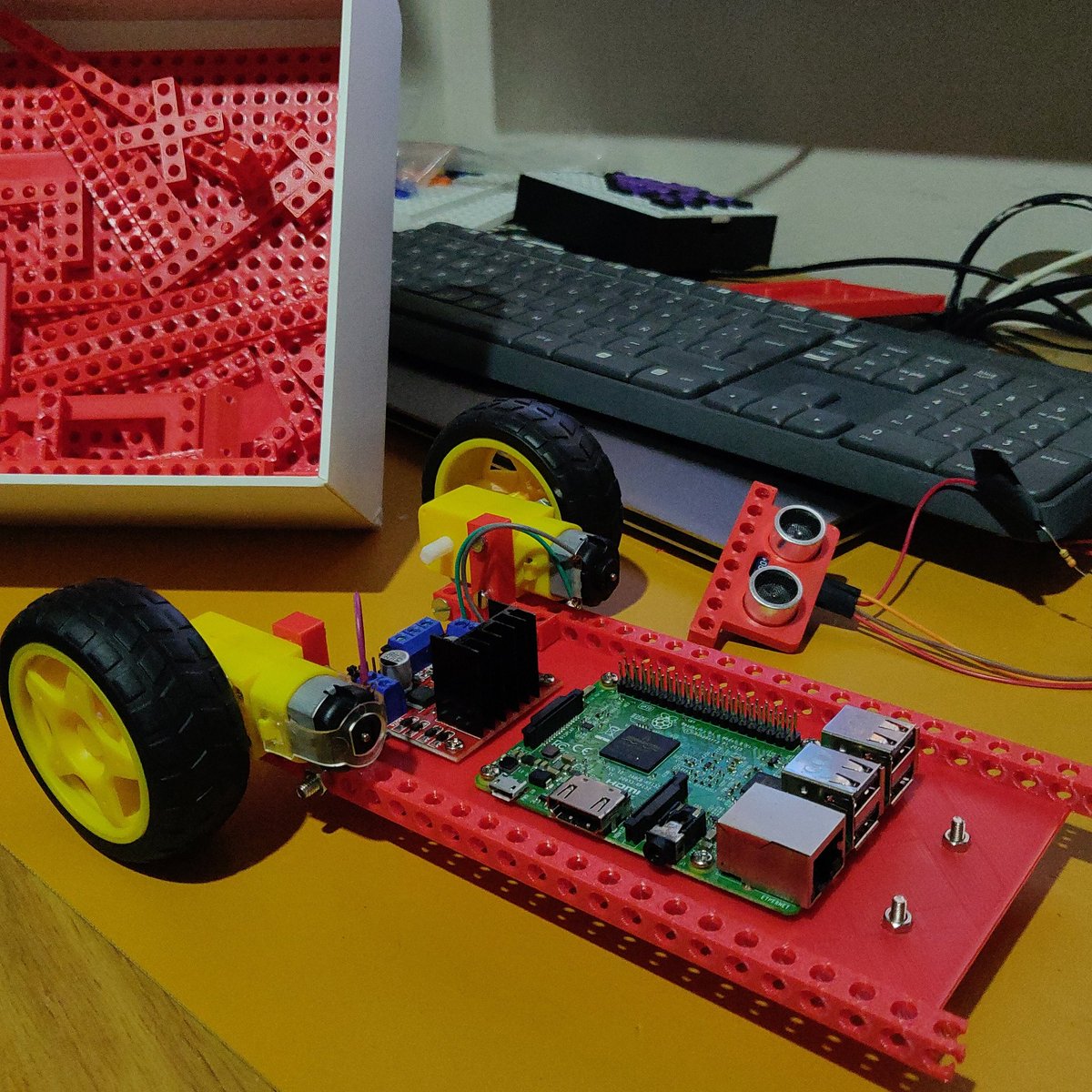 Javi__Pacheco's tweet photo. Cambiando el chasis del coche sigue líneas. De una cartón de leche a uno creado con #bitbeam ... Me encanta lo de BitBeam, me he puesto a imprimir piezas como un loco, también algunas creadas por mi. To be continued 😎 https://t.co/hiwf9wCPTI