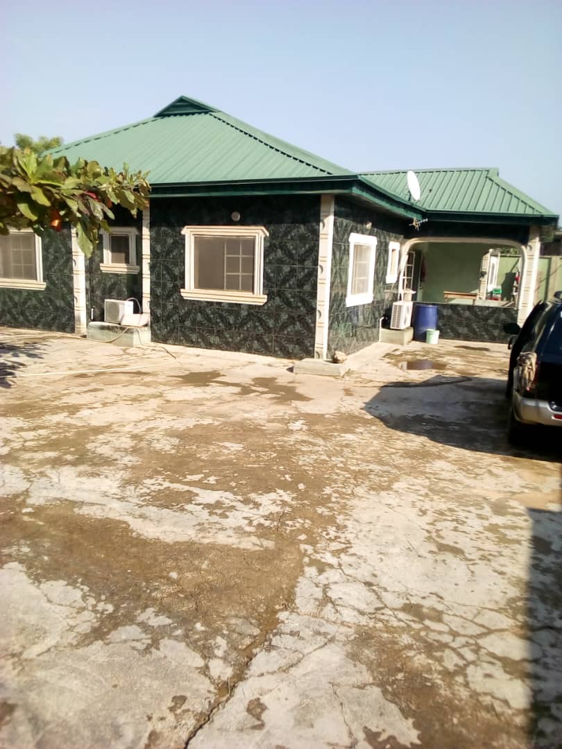 oluwasegun_247's tweet image. For Sale

4 bedrooms bungalow with all rooms en-suit.  

Location: Magodo phase 1 Isheri Extension, Lagos state.  

Location: Receipt and survey plan. 

Price: N25m.