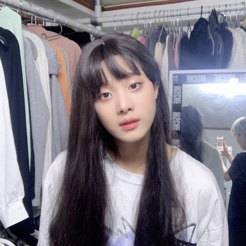 Iuvsikk's tweet photo. omg who is she 😳😳 https://t.co/qyE9PmGRI4