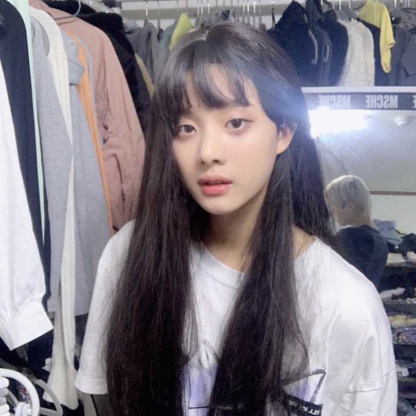 Iuvsikk's tweet photo. omg who is she 😳😳 https://t.co/qyE9PmGRI4