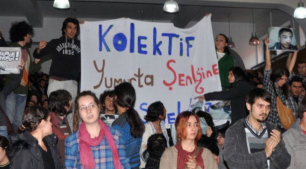 sosyalistafis's tweet photo. Öğrenci Kolektifleri, 8 Aralık 2010
"Kolektif Yumurta Şenliğine Hoşgeldiniz"
Ankara Üniversitesi SBF'ye gelen Burhan Kuzu'yu, Kolektif'ten üniversiteliler yumurta yağmuruna tutmuştu. https://t.co/zIvEDKE8h0