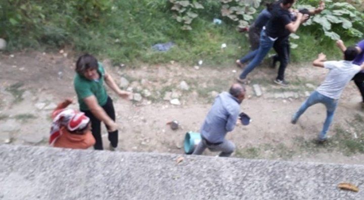 Iscikadinmeclis's tweet photo. Sakarya'da, aralarında kadınların da bulunduğu fındık işçilerine saldırı düzenlendi. 

Saldıranlar cezasız kalmasın adalet yerini bulsun. Ayrımcılığı körükleyen herkes bu saldırının sorumlusudur. Saldırıya uğrayan işçiler asla yalnız yürümeyecek.
#sakaryadaişçileresaldırı https://t.co/0BPokP1n4J