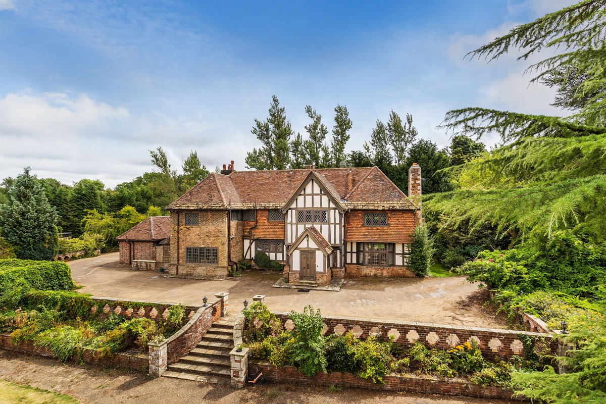 PlatformProps's tweet photo. Our latest instruction in Limpsfield Chart near #Oxted will certainly get the phone ringing! Launching Monday. #WeArePlatform #Property #FridayFeeling https://t.co/ERZQBTs63O
