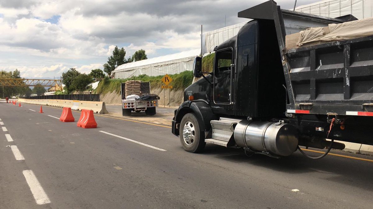 saascaem's tweet photo. Se realizó una desviación del km 19+800 al 20+200 para dar paso en ambos sentidos de la autopista. Conduzca con precaución. ⚠️ https://t.co/fQUNZkNeOe