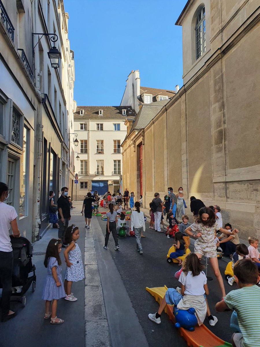 MarionWaller's tweet photo. À #Pariscentre, la " Ruegolotte " est devenue un rdv incontournable pour les enfants : profiter d'une rue transformée en terrain de jeu, courir, se rencontrer 🧸🎨

Une belle inspiration pour tout #Paris https://t.co/SaxPlUiiCh