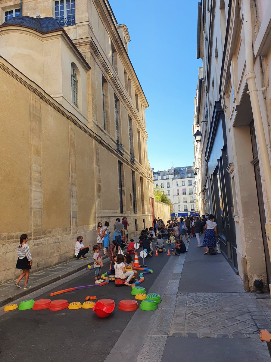 MarionWaller's tweet photo. À #Pariscentre, la " Ruegolotte " est devenue un rdv incontournable pour les enfants : profiter d'une rue transformée en terrain de jeu, courir, se rencontrer 🧸🎨

Une belle inspiration pour tout #Paris https://t.co/SaxPlUiiCh