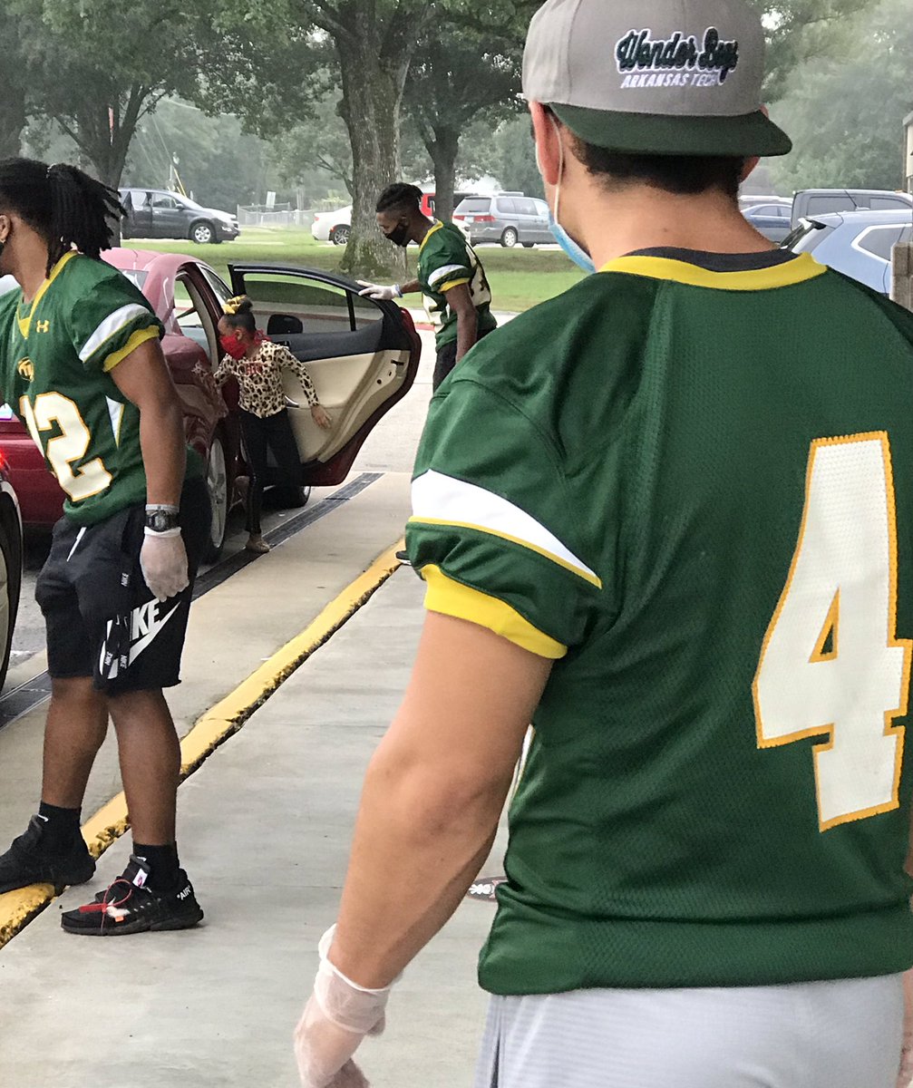 ATUFootball's tweet photo. Opportunities to help others surround us everyday. #FIGHTON #LINKITUP https://t.co/2nJtXh9eXd