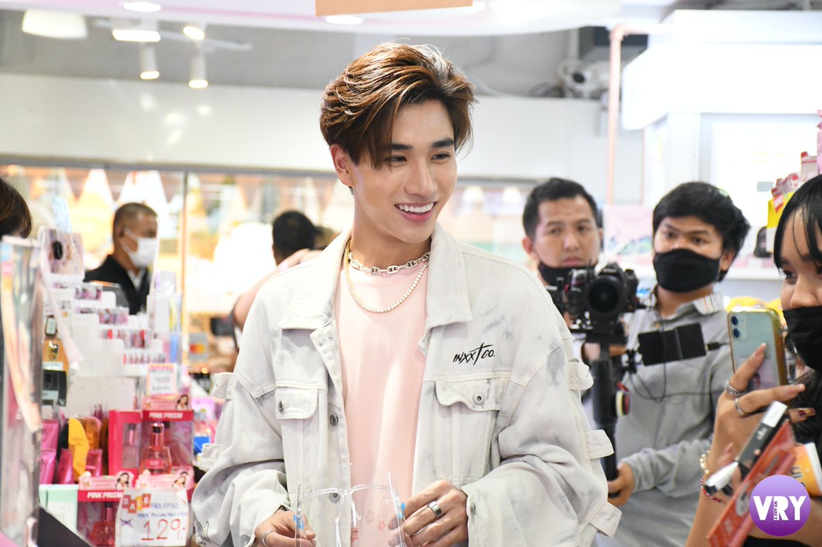 ThailandVry's tweet photo. PERTH ชวนช้อปชิคสุดฟินที่ MULTY สาขาสยาม
จบงานไปกับงานPERTHXMULTYชวนช้อปชิคกับหนุ่มหน้าใสอย่างเพิร์ธ ธนพนธ์ อ่านต่อ>> https://t.co/9OEb96mle5
#PERTHXMULTY #VRYTHAILAND #KDPPE #อาการงี้ #PerthTanapon #PERTHxMulty #PERTHismyBOYFRIEND #บังเอิญรัก2 #AChanceToLoveEP1 #Perthppe #lbc2 https://t.co/7IgCBTLfIE