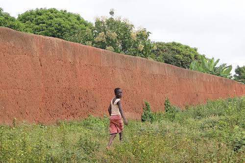Situated on a plain, Benin City was enclosed by massive walls in the south and deep ditches in the north.Beyond the city walls, numerous further walls were erected that separated the surroundings of the capital into around 500 distinct villages.