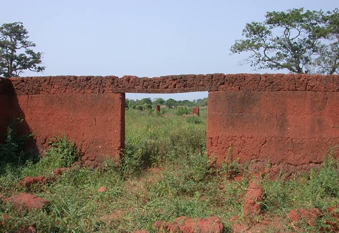 Situated on a plain, Benin City was enclosed by massive walls in the south and deep ditches in the north.Beyond the city walls, numerous further walls were erected that separated the surroundings of the capital into around 500 distinct villages.