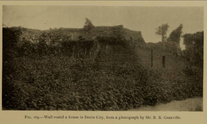 Pearce writes that these walls “extended for some 16,000 km in all, in a mosaic of more than 500 interconnected settlement boundaries. They covered 6,500 sq km and were all dug by the Edo people.