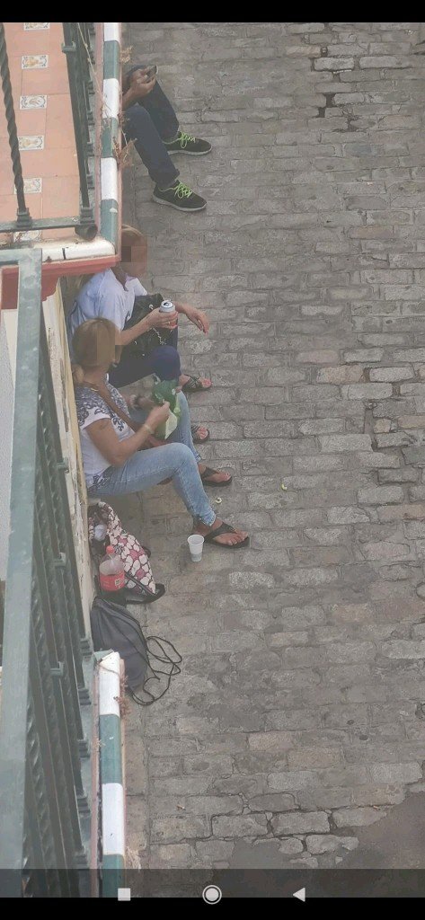 MacarenaVecinos's tweet photo. En la puerta de los vecinos bebiendo alcohol y un porrito sin permitir el paso y claro luego dejan todo tirado y a orinar en las calles.Esto es lo que tenemos en la Macarena. Ghettizando el barrio @JuanEspadasSVQ @JuanC__Cabrera @PoliciaSevilla @policia @jmfloresSVQ https://t.co/wVXdN9yt7m