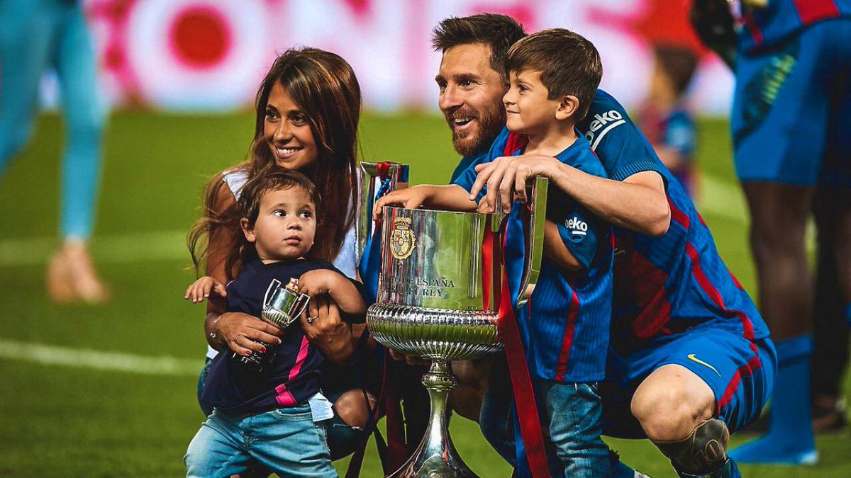 Leo Messi On Twitter Messi I Love Barcelona And I M Not Going To Find A Better Place Than Here Anywhere Still I Have The Right To Decide I Was Going To
