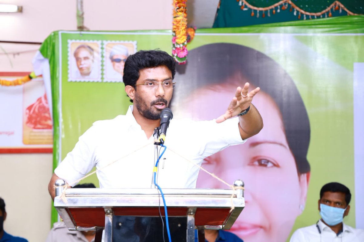 sdineshadmk's tweet photo. பெரியகுளம் வட்டாரப் பகுதியில் உள்ள தொண்டு நிறுவனங்��ள், வணிகர் சங்கங்கள், சமுதாய அமைப்புகள் மற்றும் தன்னார்வலர்களை ஒருங்கிணைத்து, வராக நதியை காப்போம் என்ற அமைப்பை ஏற்படுத்தி, அதனை எவ்வாறு செயல்படுத்தலாமென ஆலோசனைகள் வழங்கினார்.
#SaveVarahaRiver #OPRaveendranathKumarMP (2/2) https://t.co/WnzvB1Ingw