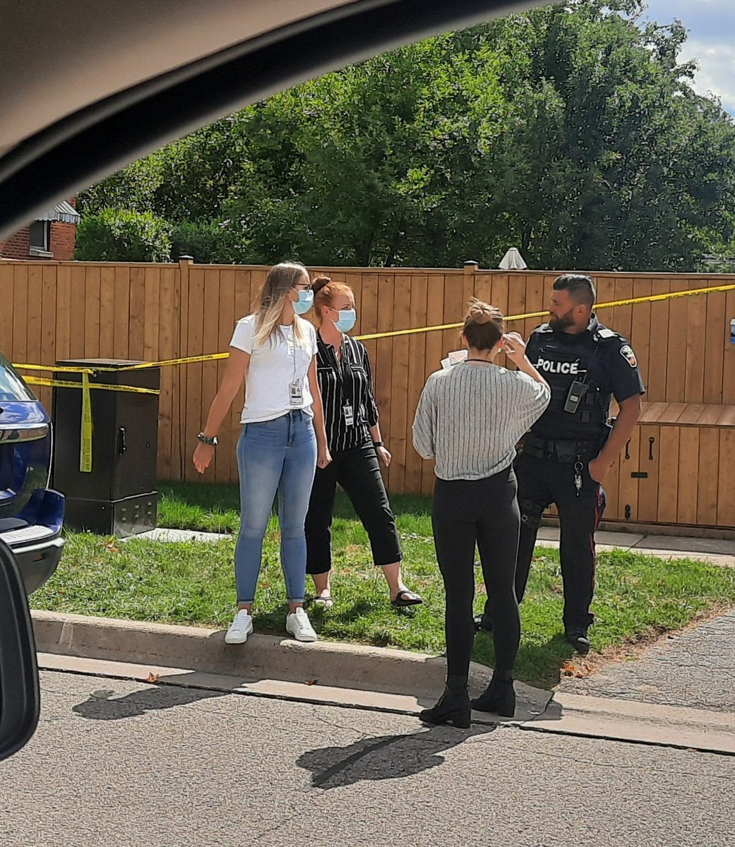 DRPS's tweet photo. Members of Victim Services of Durham Region are onscene at Parklane Ave in Oshawa to provide support to anyone who may want to talk. Please feel free to approach them or an officer if you require their services. Thank you  @VSDurhamRegion https://t.co/uahAUAvFtf