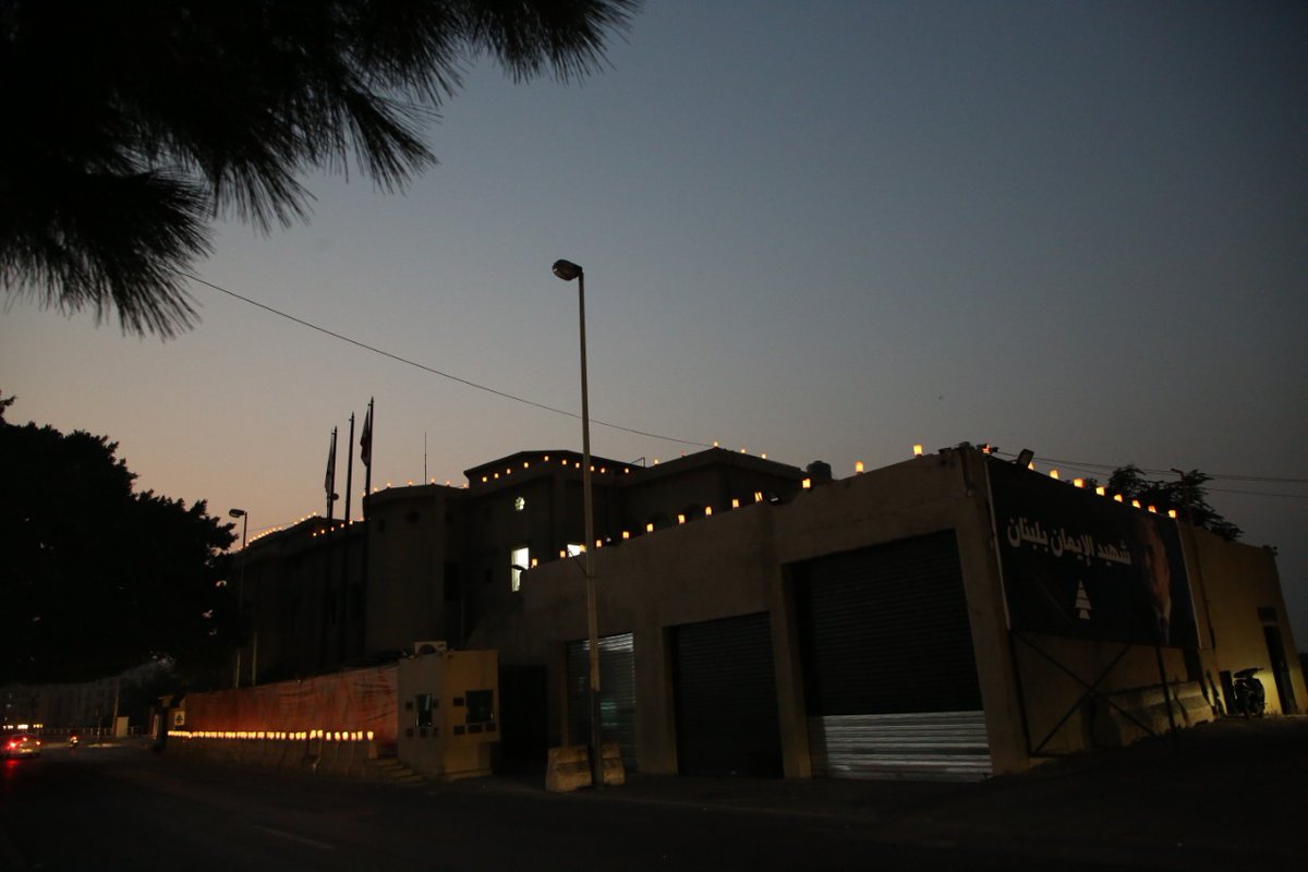 samygemayel's tweet photo. ليلة 4 آب، ذاك الشعور بالعجز أمام هول الكارثة. بيروت مدمّرة، رائحة حريق #انفجار_المرفأ ، أصوات صافرات سيارات الإسعاف والدفاع المدني، عيون مصدومة وقلوب مفجوعة، المصابون لا يحصون، خطوط مقطوعة وخبر غير مؤكد. تأكد الخبر، خسرنا أحبابنا.
لن ننسى، لن نسامح، نريد #العداله_لبيروت https://t.co/X5zQLfIVDA