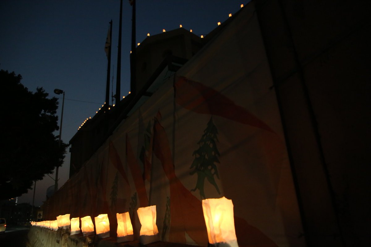 samygemayel's tweet photo. ليلة 4 آب، ذاك الشعور بالعجز أمام هول الكارثة. بيروت مدمّرة، رائحة حريق #انفجار_المرفأ ، أصوات صافرات سيارات الإسعاف والدفاع المدني، عيون مصدومة وقلوب مفجوعة، المصابون لا يحصون، خطوط مقطوعة وخبر غير مؤكد. تأكد الخبر، خسرنا أحبابنا.
لن ننسى، لن نسامح، نريد #العداله_لبيروت https://t.co/X5zQLfIVDA