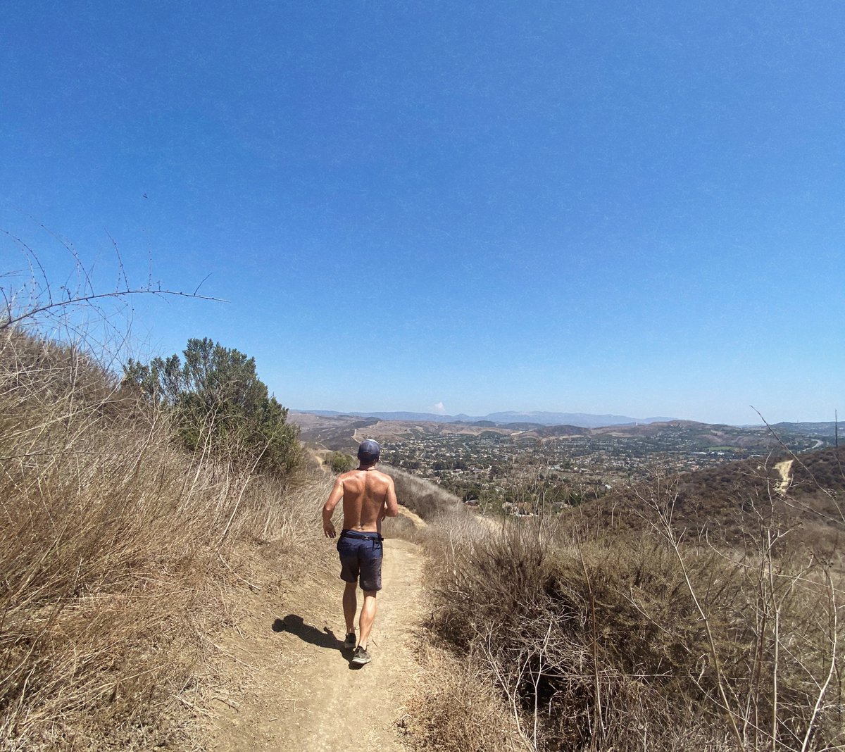 EricDavis215's tweet photo. Living at your optimal isn't just about kicking ass. It's also about happiness. When we've done our best and have left everything on the "field," it's time to honor and celebrate the week by completing it. #HabitsofHeroes https://t.co/y1IDitY1H9
