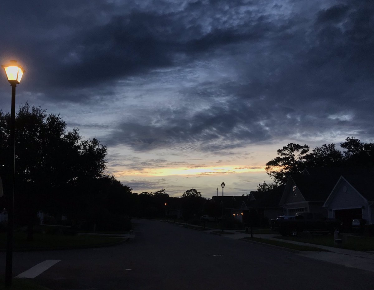 wortholomew's tweet photo. A #FlashbackFriday look at the fading #sunset from last Friday’s run. What wonder will today’s run hold?
#Fitness #teamnuun #HSHive #RunBlueRidge #KeepItTight #SquirrelsNutButter #AltraRedTeamUS #TeamROADiD #RunChat #IHeartTally #SeenOnMyRun #SceneOnMyRun #Sky #LookUp #FBF https://t.co/IwHHKnl7RG