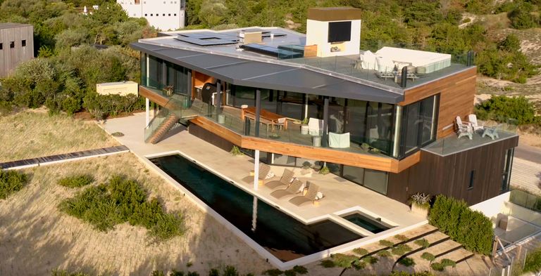 PatdoLight's tweet photo. We're on #Netflix! Netflix original, #MillionDollarBeachHouse, features a #Patdo project in #TheHamptons; Marine Boulevard. You can catch it during Episode 1, about 13 minutes in, before the drama ensues...Tune in and be sure to share this post! https://t.co/Zpg7GnuwsG