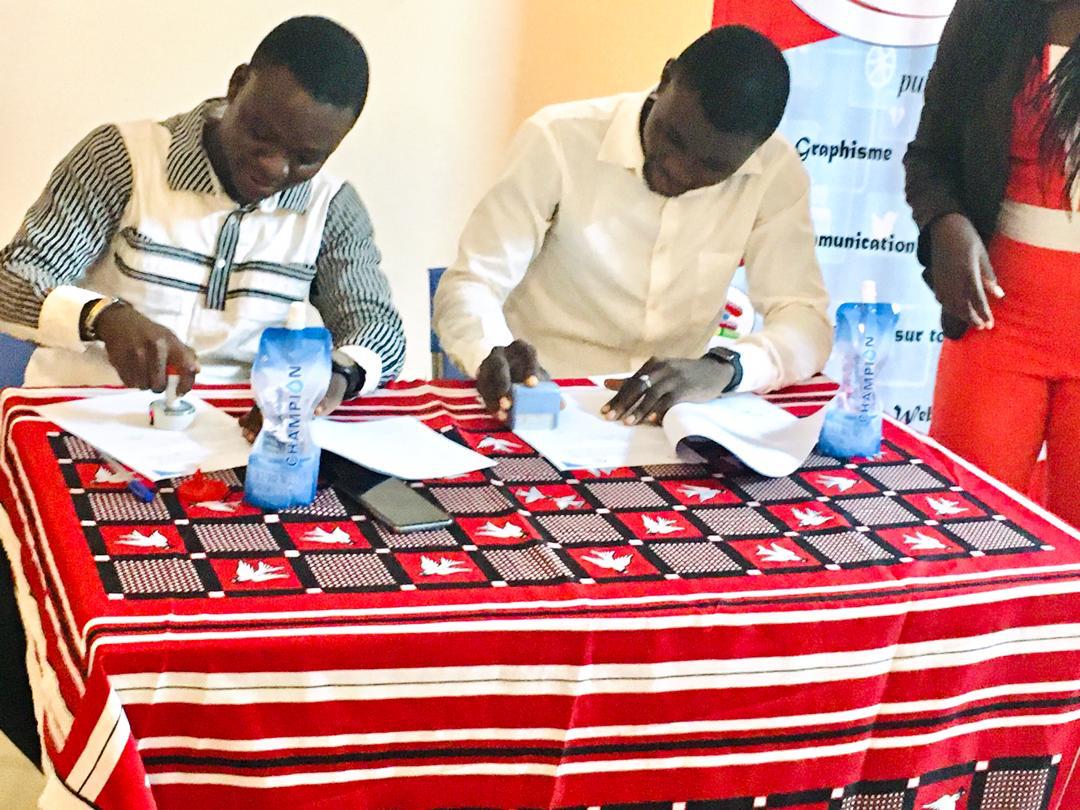 AfricanYouthIn1's tweet photo. African Youth Initiative for Development lance un programme de stage pour les jeunes diplômés. 
Ce programme vise à placer des jeunes dans des entreprises en vue de renforcer leur compétence.
Une première convention de partenariat avec l’entreprise Ecofintech a été signé ce jeudi https://t.co/UOARFdjtel