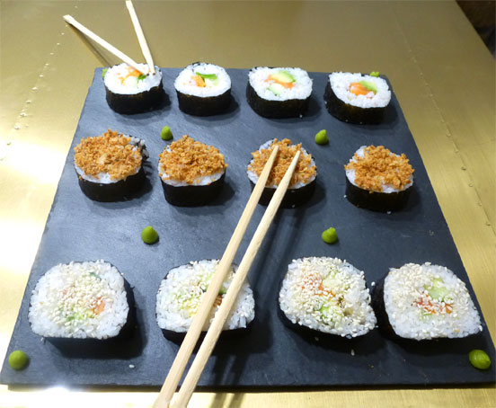 CookingCook1's tweet photo. #recette #cuisine #sushi #saumon Vous n'auriez pas comme une envie de sushis ? Les avez-vous déjà faits vous même ? Lancez-vous avec la recette facile et rapide des Sushis au saumon ou aux crevettes disponible sur : https://t.co/Y8AfLvfMYV https://t.co/s2bymvOB0x
