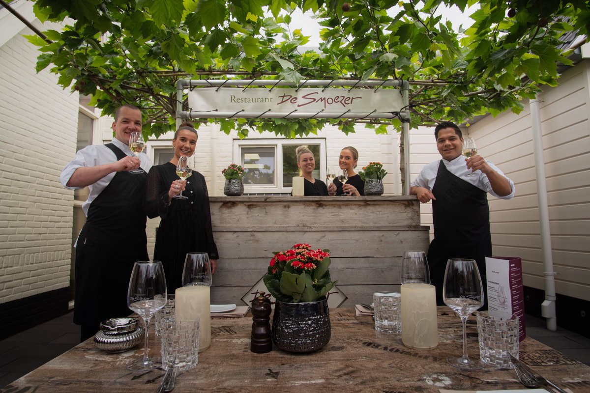 Wil jij werkervaring opdoen in de horeca, wat in elk toekomstig sollicitatiegesprek als zeer positief zal worden beoordeeld?

Dit doen in een leerzaam bedrijf waar het ook nog eens heel gezellig is?

Kijk snel op desmoezer.nl/werken/