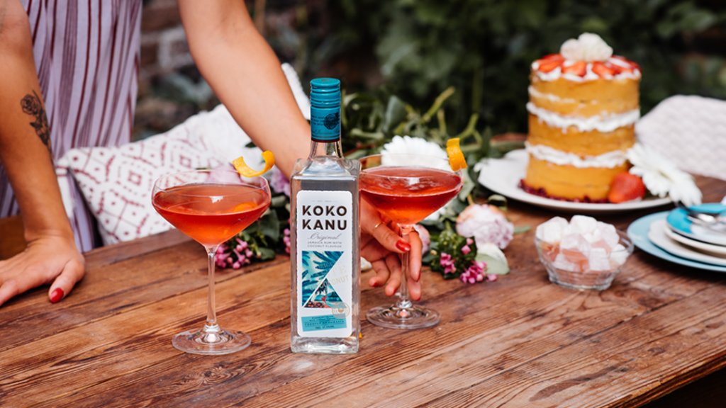 Kokokanu_UK's tweet photo. It's the weekend so we've dedicated it to dreamy cocktails and cakes. ๐ธ ๐ฐ ๐
#KokoMoments #cocktails #rumcocktails #cosmo #cranberry #lime #weekendstartsnow #tothebar #drinksdrinksdrinks #cocktailrecipes #homemadecocktails #cocktailoftheday #KokoKosmo https://t.co/mWB4v3vUW1