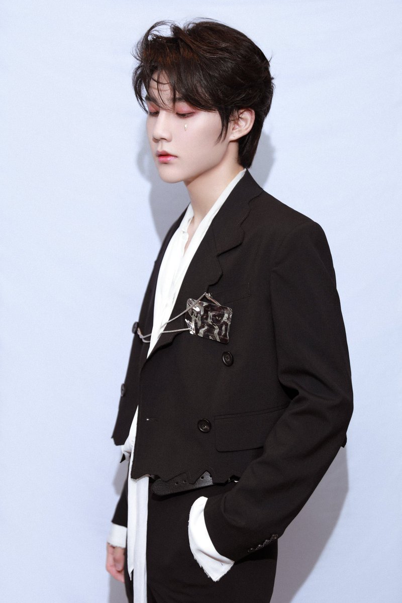 Iuvsikk's tweet photo. bias line loos so good <3 https://t.co/WANesX32Qe