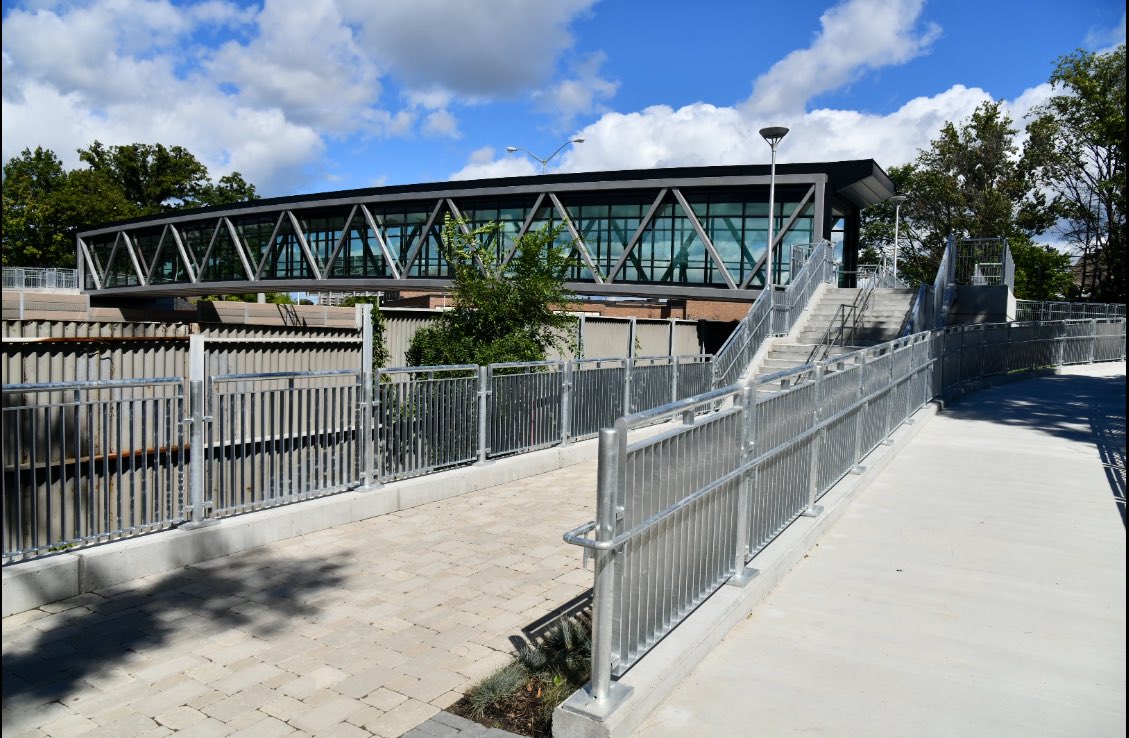 JimWatsonOttawa's tweet photo. After 2 years of construction ๐ง, the new Jackie Holzman Bridge (formerly the Harmer Avenue Pedestrian Bridge), is now OPEN for use!
This bridge provides a safe cycling ๐ดโโ๏ธ & walking ๐ถโโ๏ธpath, & shortens commute times for residents. https://t.co/RypxJsWVur