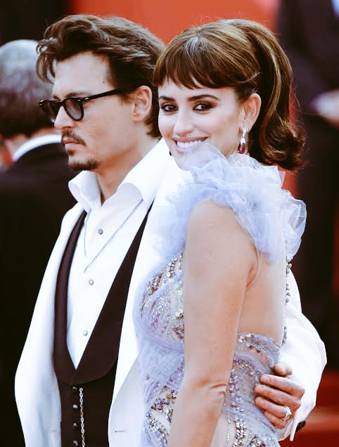  #PenelopeCruz on  #JohnnyDepp "I met him when I was 19.He was in Madrid and Pedro introduced him to me.The only sentences I knew how to say in English at that time were, “how are you” and “I want to work with Johnny Depp” #Blow  #MurderOnTheOrientExpress  #PotcOnStrangerTides