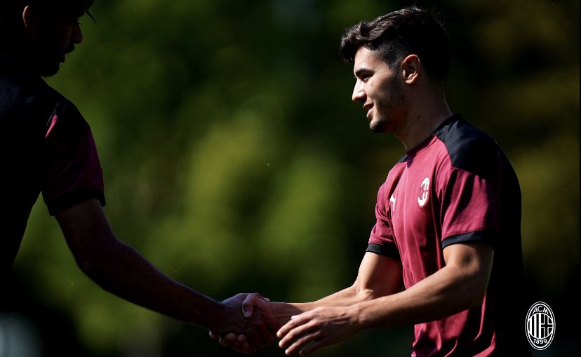 AC_MilanFR's tweet photo. #WelcomeBrahim 🔴⚫️ https://t.co/3aeOzCk6ZX