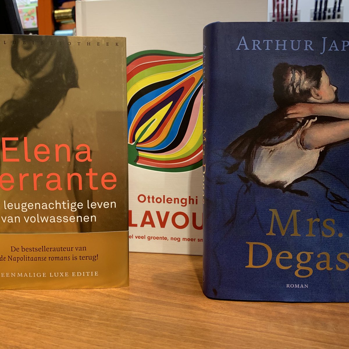 Hoera🥳 nieuwe boeken  van Ottolenghi, Arthur Japin en Elena Ferrante.

Yotam Ottolenghi weet als geen ander weet hoe je groenten in de spotlight zet. Flavour combineert eenvoudige recepten voor doordeweekse avonden met opvallende gerechten voor de ontspannen weekendkok.