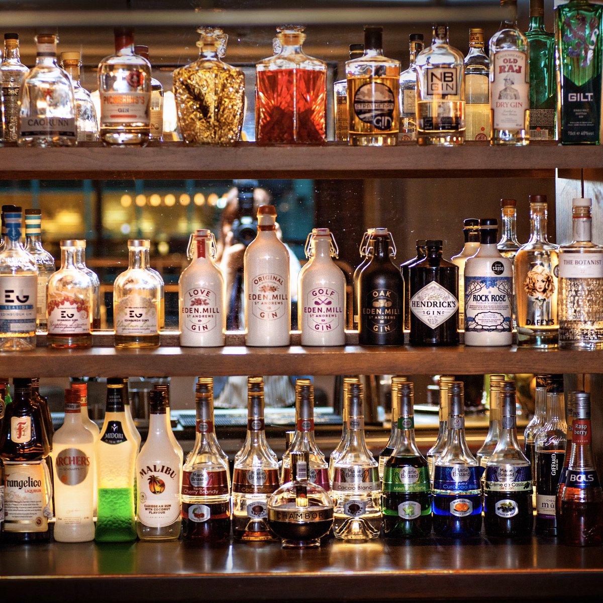 FairmontStA's tweet photo. Hmmmm did someone say gino’clock? How do you like yours? In a cocktail, with tonic or neat over ice? 🍸🥃 #classicsperfected https://t.co/zLMdqaMtJX