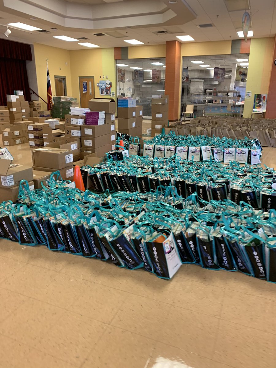 RanchoVerdeElem's tweet photo. Parents stop by to pick up your child’s textbooks 📚 today from 1-4 p.m. 
🚗 🚙 curbside pick up https://t.co/MD4SXRTIgM
