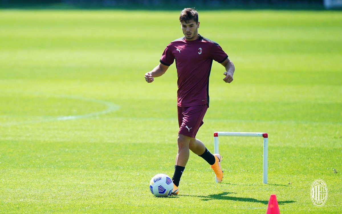 SempreMilanCom's tweet photo. 📸 More pictures? Go on then. 

🤝 #WelcomeBrahim 🔴⚫️ https://t.co/wxINFqQJy0