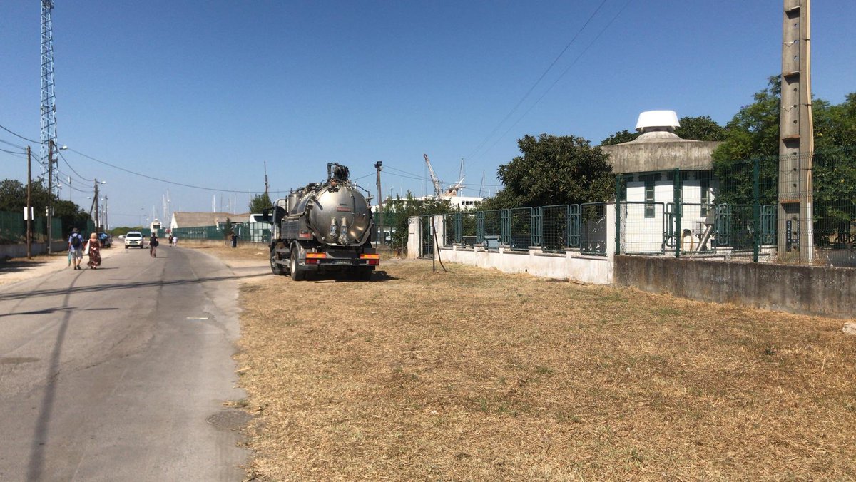 Alexandre_Poco's tweet photo. É estranho quando a Constituição serve para o PCP colocar em risco a saúde de milhares de pessoas, mas já não serve para permitir que outra força política tenha o direito de exprimir uma opinião. O cartaz da JSD sobreviveu apenas umas 5 horas. https://t.co/y0b94xd8rI