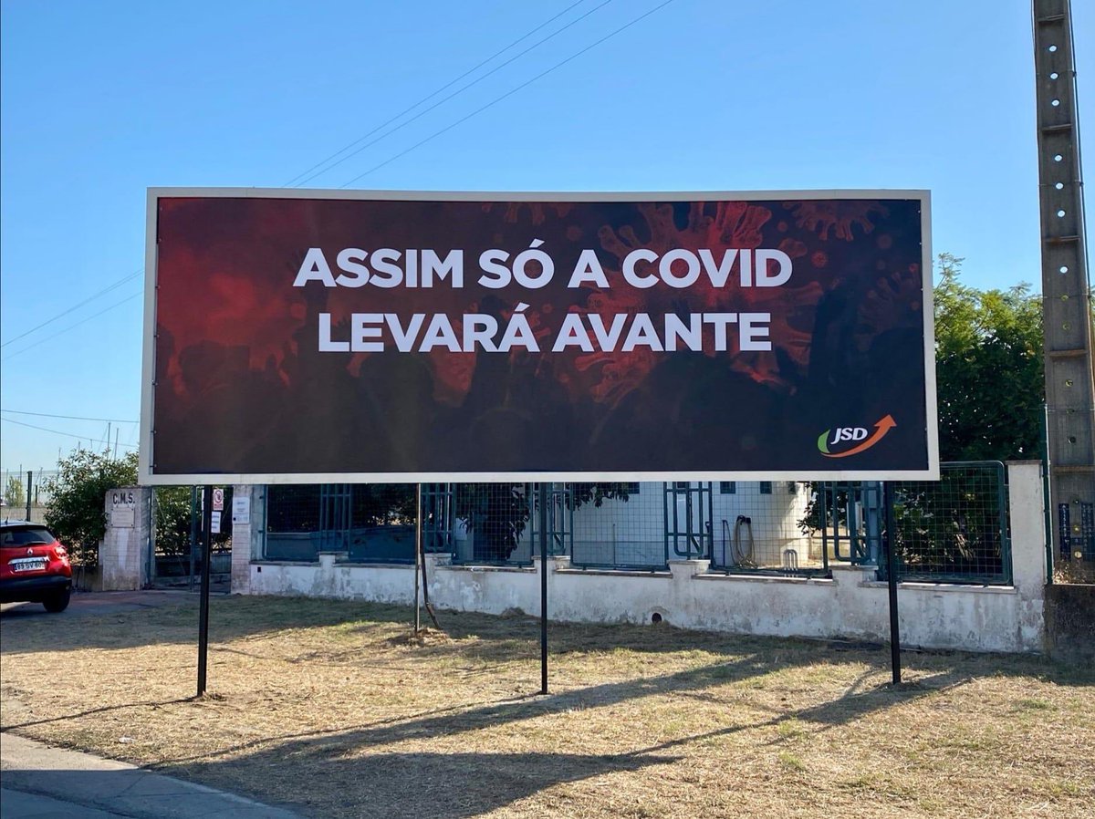 Alexandre_Poco's tweet photo. É estranho quando a Constituição serve para o PCP colocar em risco a saúde de milhares de pessoas, mas já não serve para permitir que outra força política tenha o direito de exprimir uma opinião. O cartaz da JSD sobreviveu apenas umas 5 horas. https://t.co/y0b94xd8rI