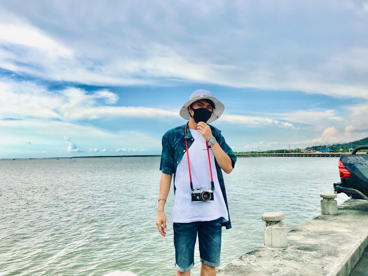 Phupha072's tweet photo. “ เขาบอกว่า คนที่มาทะเลคนเดียว 
ไม่หนีร้อนก็หนีรัก “ มันก็จริงนะ แต่บางครั้งก็อาจจะหนีความวุ่นวายที่เราพบเจอมา จากสิ่งรอบตัวของเรา เพื่อมาให้ทะเลหรือภูเขา บำบัดจิตใจด้���ย  🌊

#แบกเป้เที่ยวคนเดียว #เที่ยวไทย #เที่ยวคนเดียว #ทะเล #ธรรมชาติบําบัด  

🌊⛰📷 https://t.co/CvM7V8tgKZ