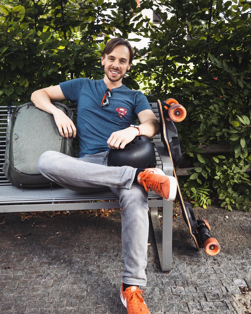 fronk's tweet photo. „U nás v Ďáblicích“ je elektrický longboard ideální dopravní prostředek. Cestovní #batoh pak slouží jako velký kufr, do kterého dám celý nákup. Tohle je ovšem pit stop, kafe ve Vlně, což mi připomíná, že @exwayboard6 má ještě krátký #eboard, a ten se jmenuje Wave. 😀 https://t.co/LclYvHgCUp