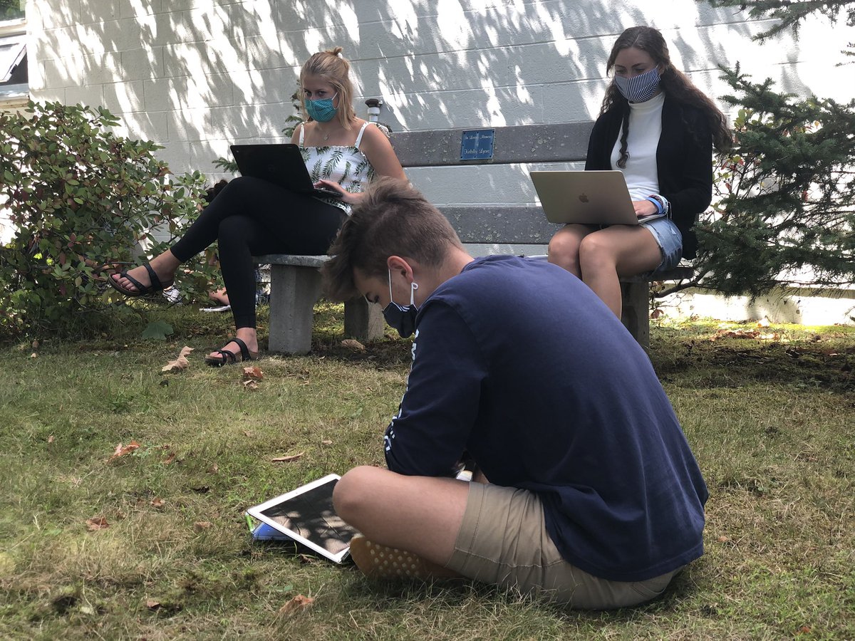 MrsScozzafava's tweet photo. Ss end a long week still strong and engaged in their learning. So grateful for this community of learners. @lps912 @RSD6_LPS_Supt #thisisdistancelearning #contactlesscurriculum https://t.co/5f9316KM5o