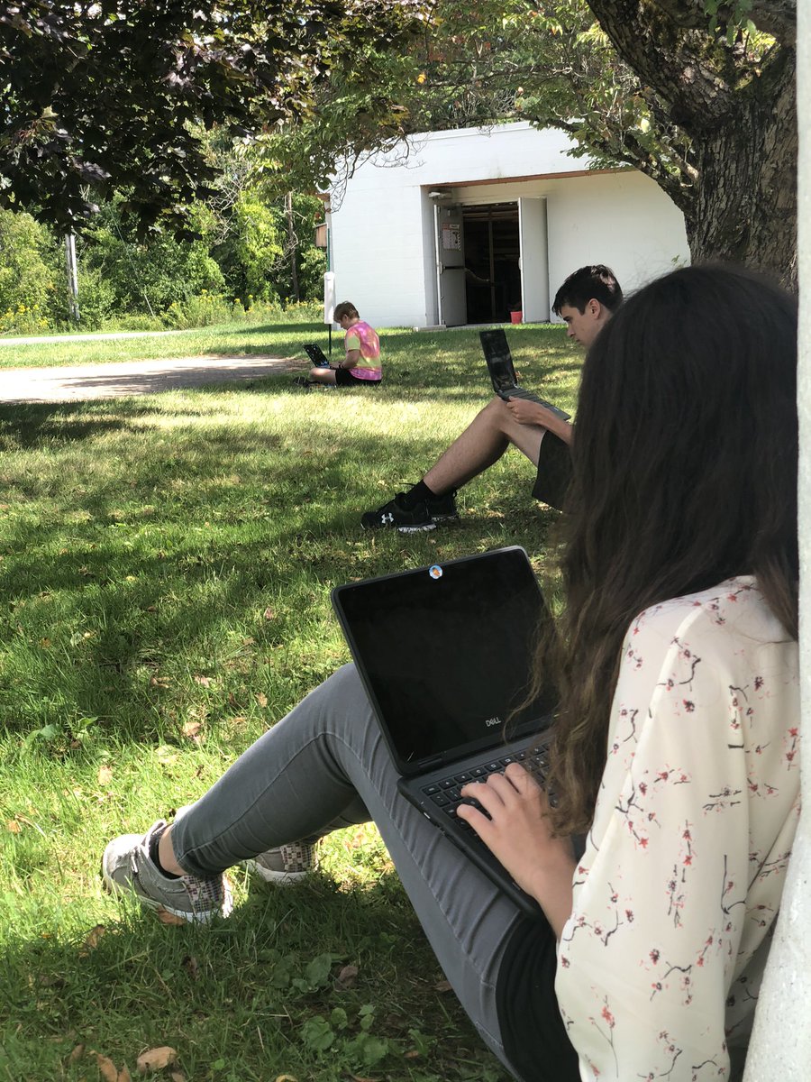 MrsScozzafava's tweet photo. Ss end a long week still strong and engaged in their learning. So grateful for this community of learners. @lps912 @RSD6_LPS_Supt #thisisdistancelearning #contactlesscurriculum https://t.co/5f9316KM5o