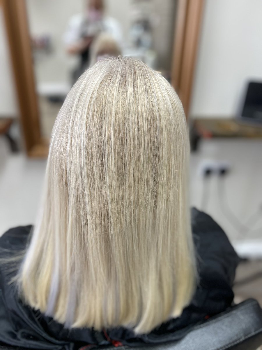 juliebry2020's tweet photo. Holiday hair at the ready ... fire up those engines โ๏ธ #dund #holiday #VibePayFriday #abitofnormal #blonde https://t.co/Y0BqHyQVrQ