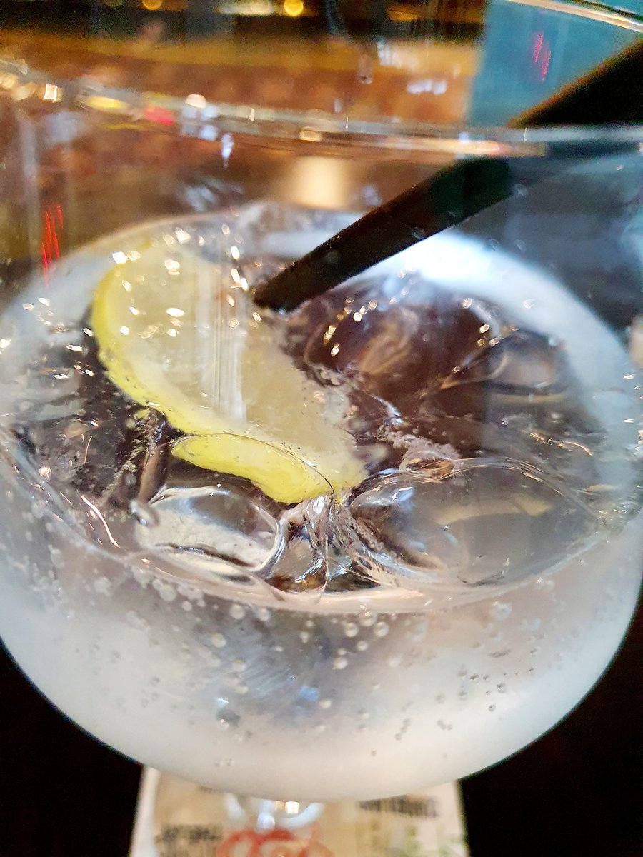 sarahhammo_80's tweet photo. How quick do these Fridays keep coming round? Have good one ๐ธ #GinTime #FridayFeeling #SwanForOne https://t.co/z5YeTd4BmD