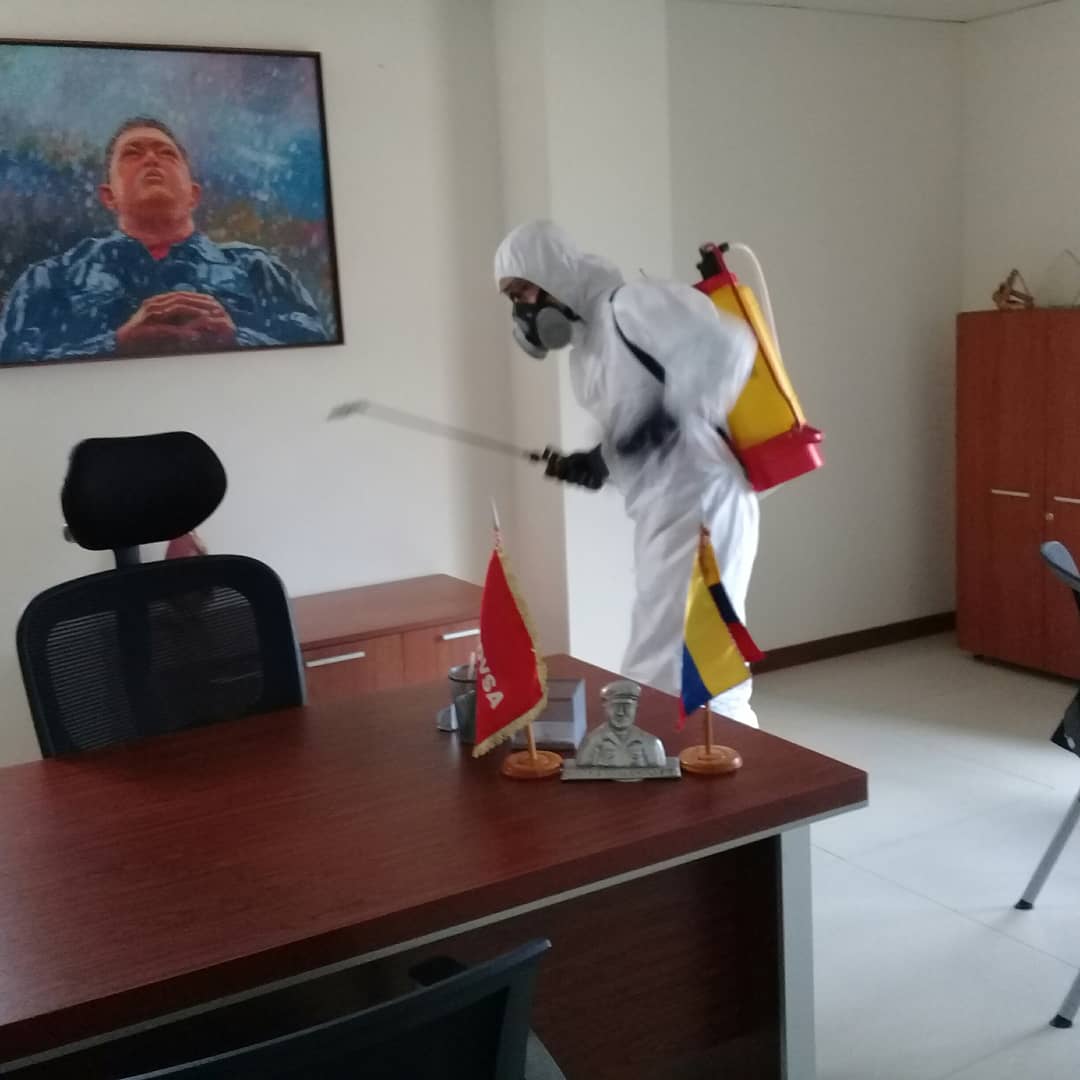 MinPetroleoFaja's tweet photo. #03Sep || ▶La división Ayacucho adscrita a la Dirección Ejecutiva de Producción de la FPO en conjunto con Bomberos de San Tomé  continúa desplegando jornadas de desinfección anticovid en las áreas operacionales y administrativas  del bloque al sur de Anzoátegui. https://t.co/mQvY3usUh0