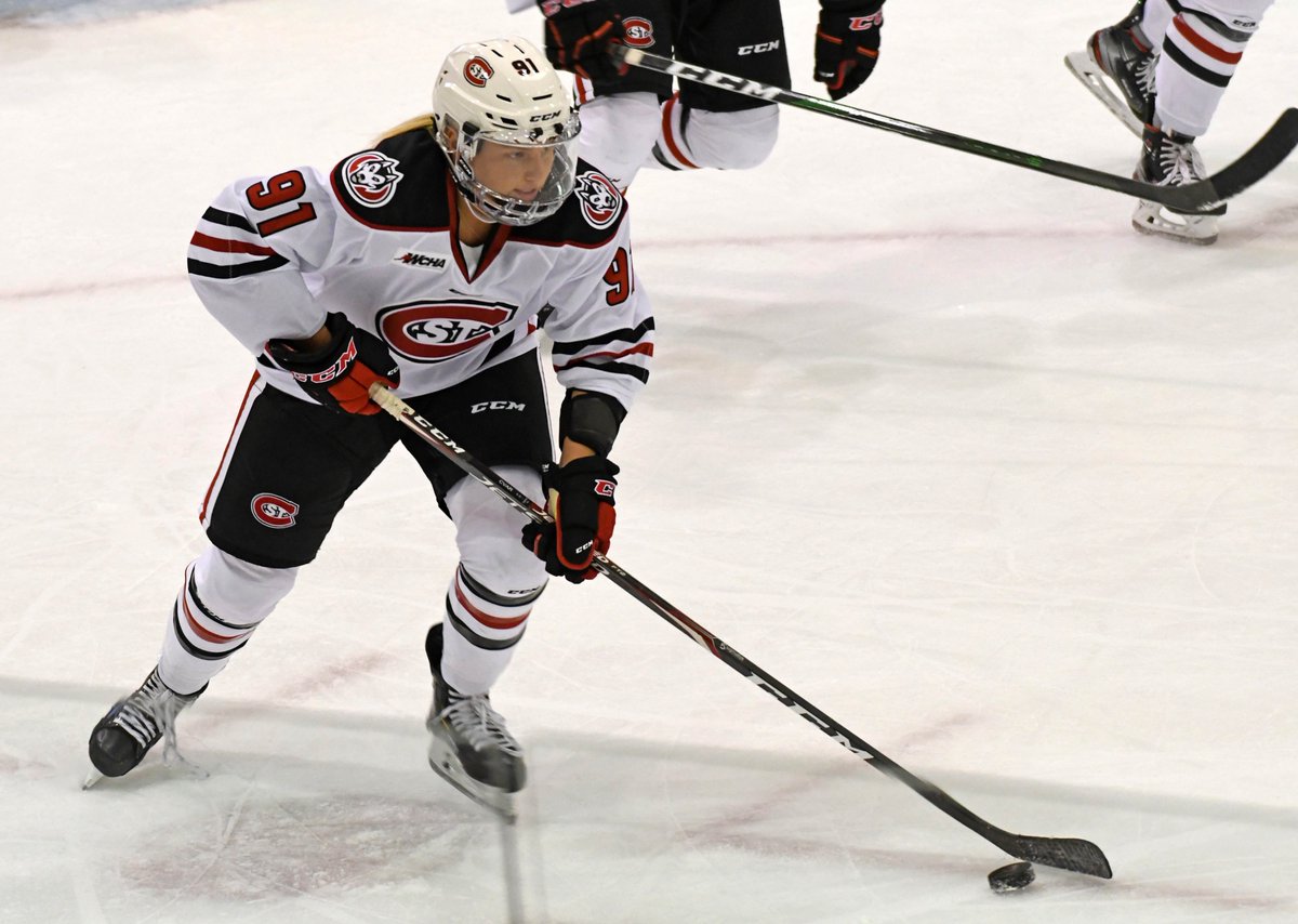 WCHA_WHockey's tweet photo. .@SCSUHUSKIES_WHK's @oliviacvar_18 tied for 5⃣th in scoring among #WCHA rookies in 2019-20 with 1⃣5⃣ points and led all league newcomers in goals with 🔟. #SuperSophs

#WeAreWCHA | #unleashSCSU https://t.co/1knQh23Bn4