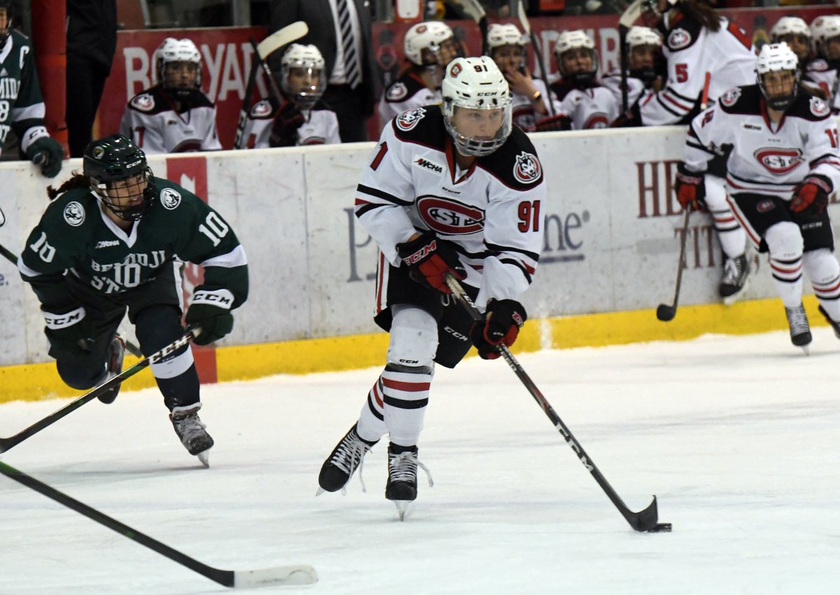 WCHA_WHockey's tweet photo. .@SCSUHUSKIES_WHK's @oliviacvar_18 tied for 5⃣th in scoring among #WCHA rookies in 2019-20 with 1⃣5⃣ points and led all league newcomers in goals with 🔟. #SuperSophs

#WeAreWCHA | #unleashSCSU https://t.co/1knQh23Bn4