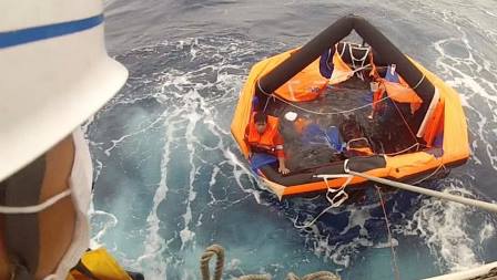 TomMacSweeney's tweet photo. Two more crew members have been rescued from  livestock carrier which capsized during typhoon off Japan according to  Coast Guard. Re3ports say there was concern about mechanical defects and operational issues in regard to the vessel. Japan Coast Guard photo of rescue. https://t.co/LcfcnTVoTG